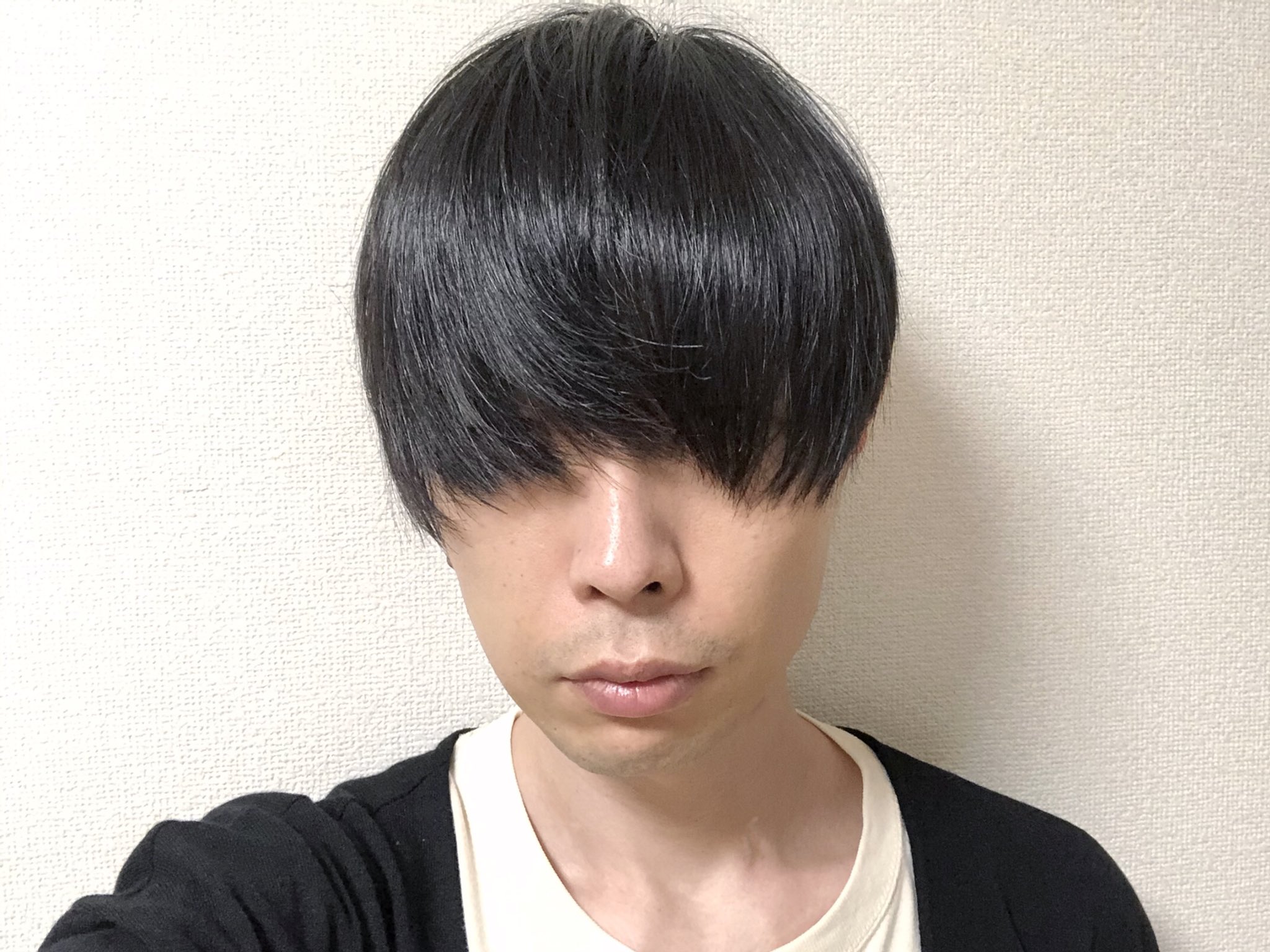 岩井勇気 ハライチ 外出自粛期間だったので髪を切りに行けず伸び放題になった結果 ブサイクを前髪で隠しているタイプの 雰囲気ボーカリストになった T Co 33ma3qycty Twitter