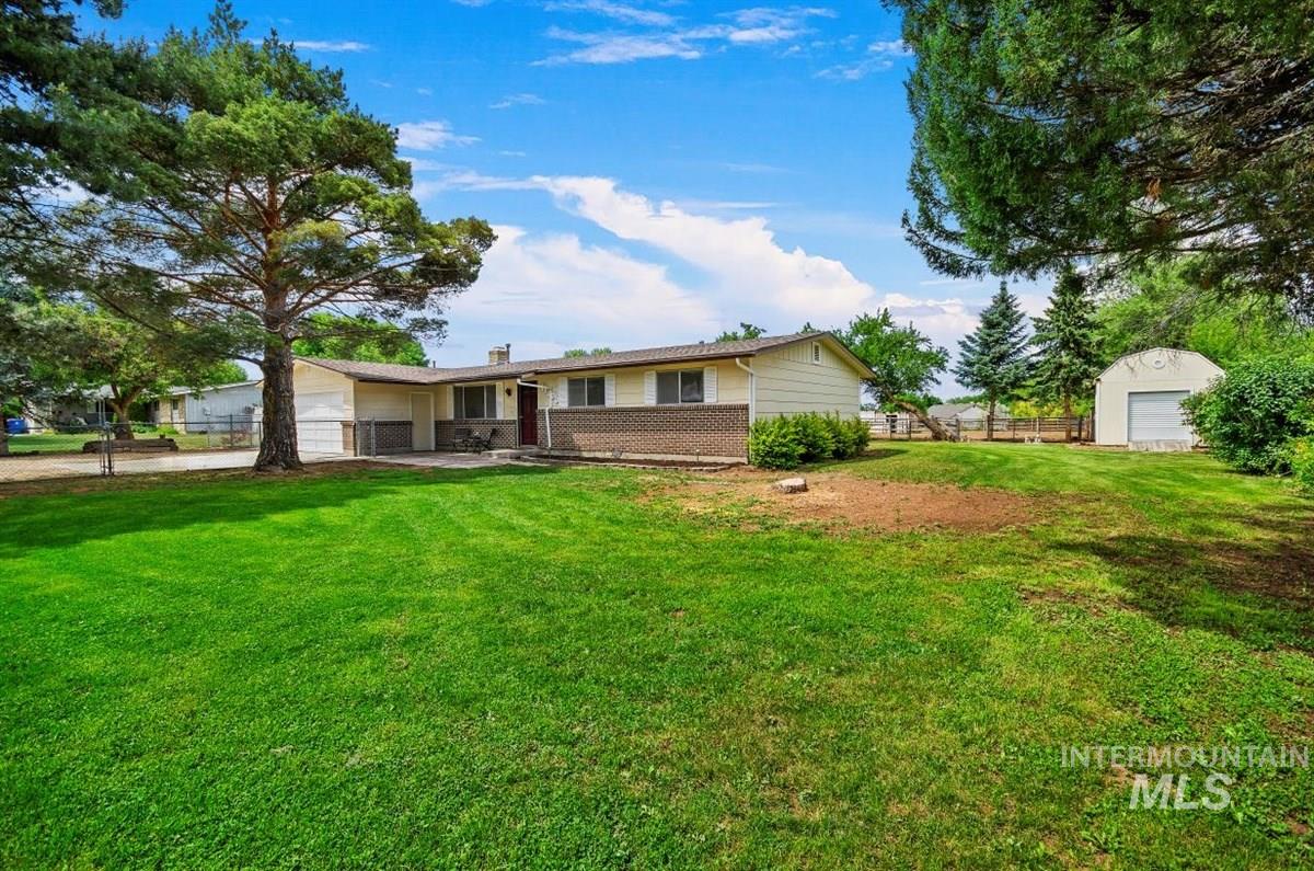 3/4 acre horse property, single-level home with Mother-in-Law suite 🛏

11100 W Highlander Rd, Boise ID 83709
$349,900

Click the link for more details! 💥
bit.ly/2XTAMbU