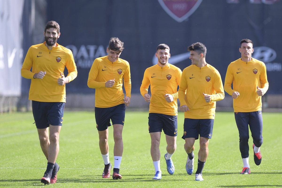 OfficialASRoma's tweet photo. “Carles lo conoscevo di più rispetto agli altri ma hanno tutti e tre delle ottime qualità. Soprattutto hanno la testa giusta, sono molto umili e ascoltano i consigli dei giocatori più esperti”.
#AskPerotti #ASRoma https://t.co/8anCLgSiXq