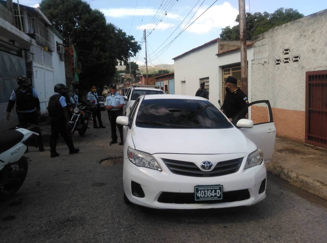 AdalfioA's tweet photo. #12Jun | Operativo  en Bella Vista. En  busca de los evadidos de la estación policial de Carmen de Cura, municipio Camatagua. https://t.co/Z15BCpcNxI
