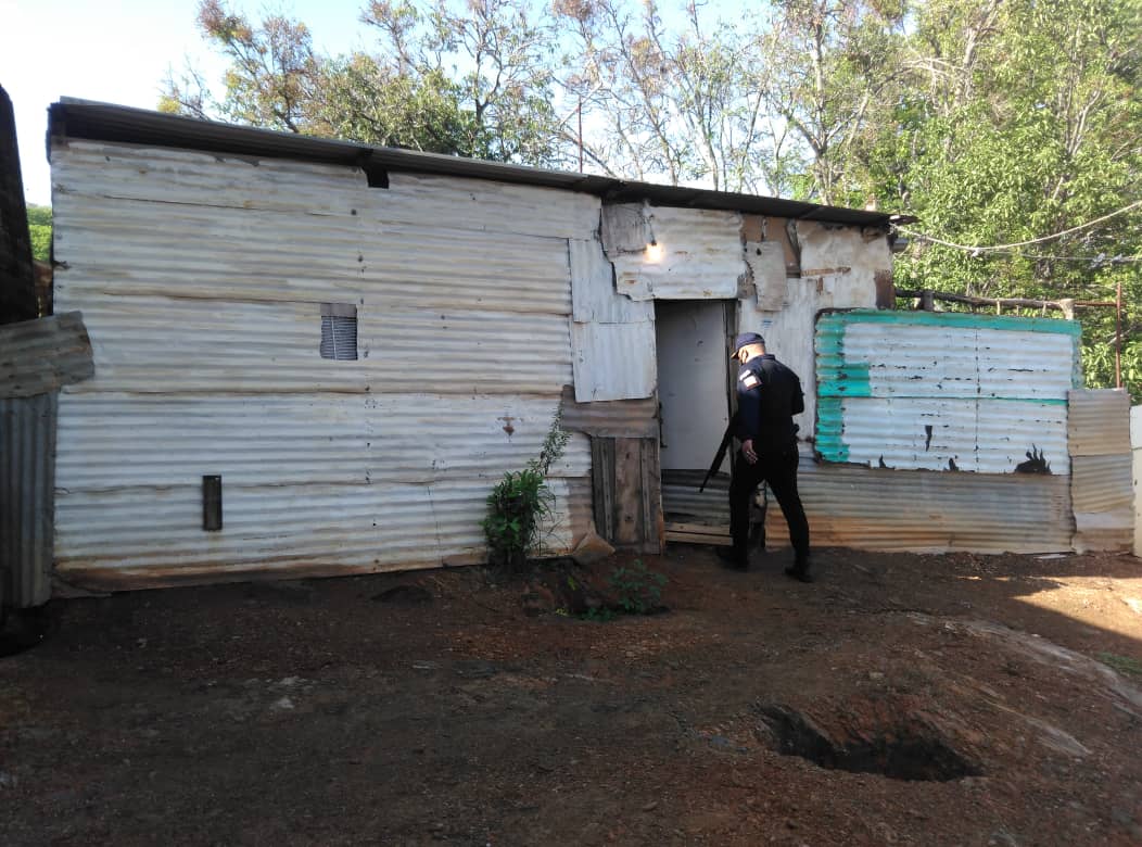 AdalfioA's tweet photo. #12Jun | Operativo  en Bella Vista. En  busca de los evadidos de la estación policial de Carmen de Cura, municipio Camatagua. https://t.co/Z15BCpcNxI