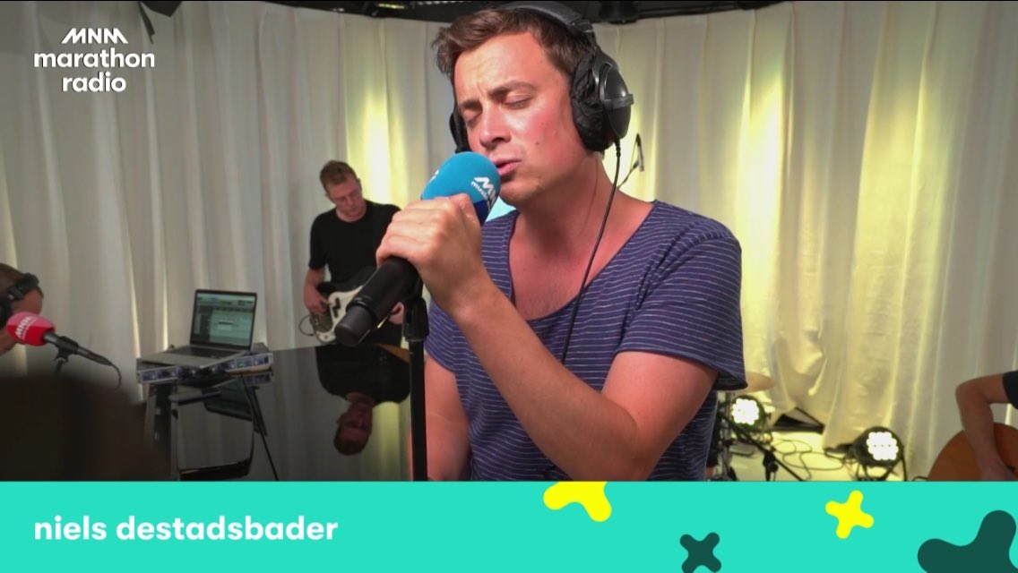 MLameire's tweet photo. Blij om u nog eens te horen en te zien zingen Nielske @Destadsbader met u band! 🎶🎵Top mini concertje!  🎤Heeft me deugd gedaan! ❤️ https://t.co/PGXpw9Tzo0