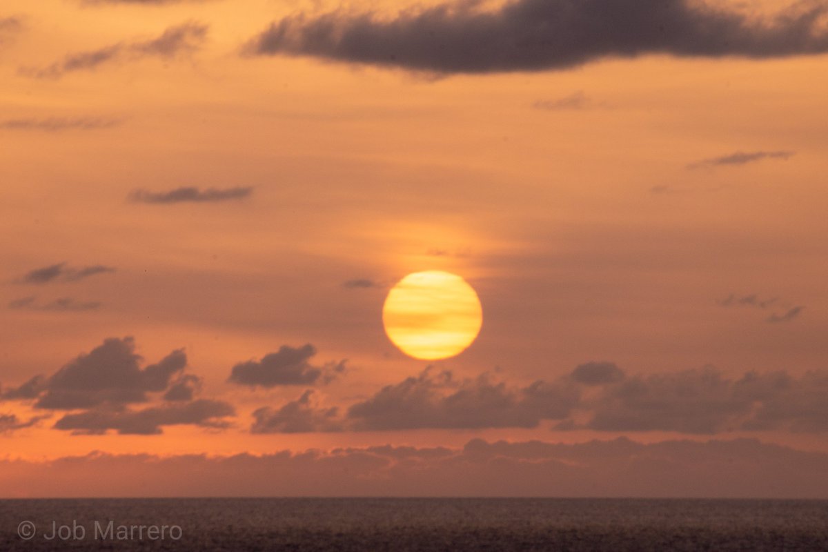 marrerojob's tweet photo. El Sol se levanta de su lecho de algodón,
viste vaporosos ropajes asomándose al balcón.
12-6-2020
#amanecer #LasPalmasdeGranCanaria #GranCanaria #SalidaSol #oceanoAtlántico #nubes #vapores https://t.co/PPWg6lUux6