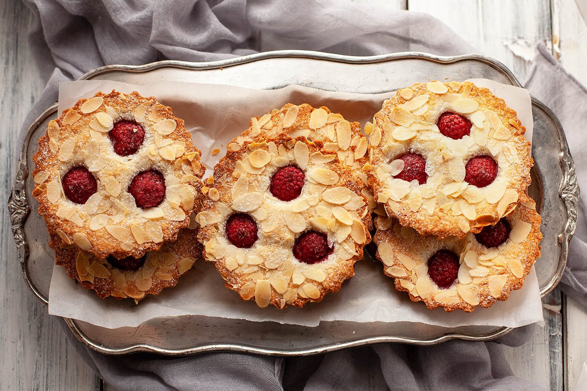 Raspberry Financiers are lovely little French almond cakes with crispy exteriors and insides as soft as a pillow.  Surprisingly quick and easy to make. #Food #FoodPorn #Photography #foodie #recipe #cooking
.
Get the recipe! ➡️➡️➡️  foodtasia.com/almond-raspber…