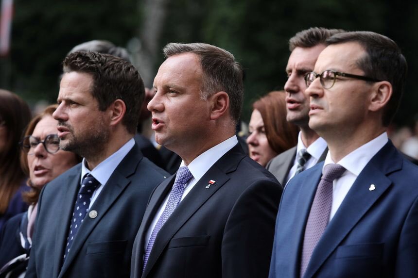 SebRoss4's tweet photo. ZACZĘŁO SIĘ.

PiSowcy klękają przed wyborcami @KONFEDERACJA_ na kolana, niczym burmistrz Minneapolis przed Antifą.

Głos na Dudę, to głos na Zandberga. To wy, którzy nie chcecie Trzaskowskich, Unii Europejskiej, głosujcie na #Bosak2020 

Jedyny prawicowy kandydat. https://t.co/VVgn1Gexwx