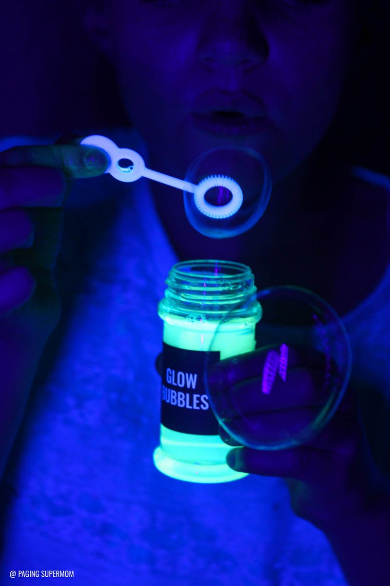 Here’s something fun to do with the kiddos. (I promise it’s EASY!) pagingsupermom.com/make-diy-glow-… #momlife #boredathome