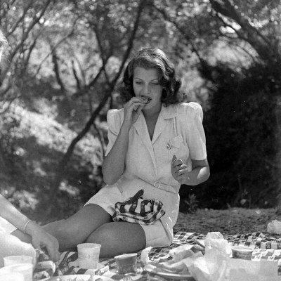 KinoVinoandMore's tweet photo. Rita Hayworth, 1945 https://t.co/nnbJ1B1mOn