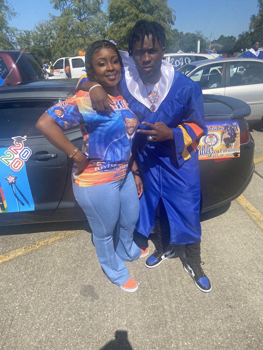 LAHGRIDDY2x's tweet photo. #DEUCEOUT✌🏾.. THIS WHO I DO IT 4 👨🏾🎓💘 https://t.co/XpIbDqR944