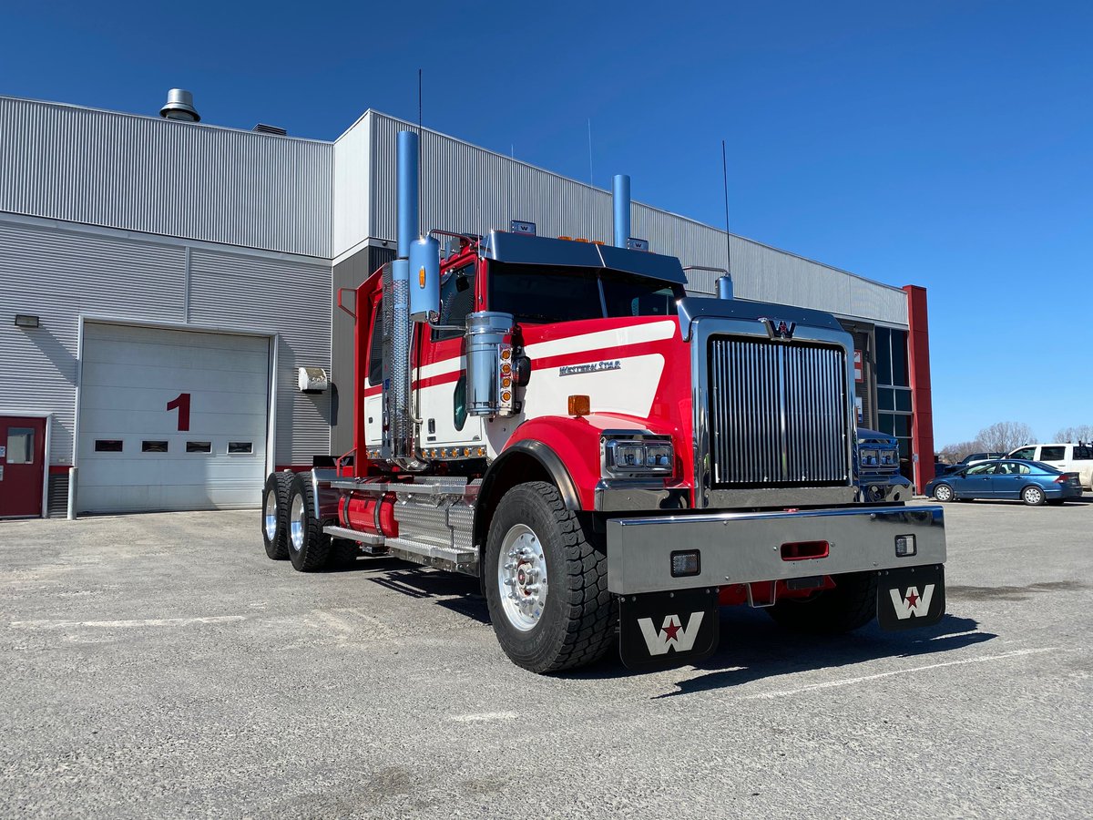 WstrnStarTrucks's tweet photo. For #FanFriday, here are pics from #StarGazer Gabriel at #CarrefourduCamionRDL.  This lovely 2020 #4900SF logging truck features a Cummins X15, 605 hp, 1850 lbs with 
Eaton Fuller RTLO-20918. This Star belongs to #TransportDenisGosselin. https://t.co/eu0rJOIPRN