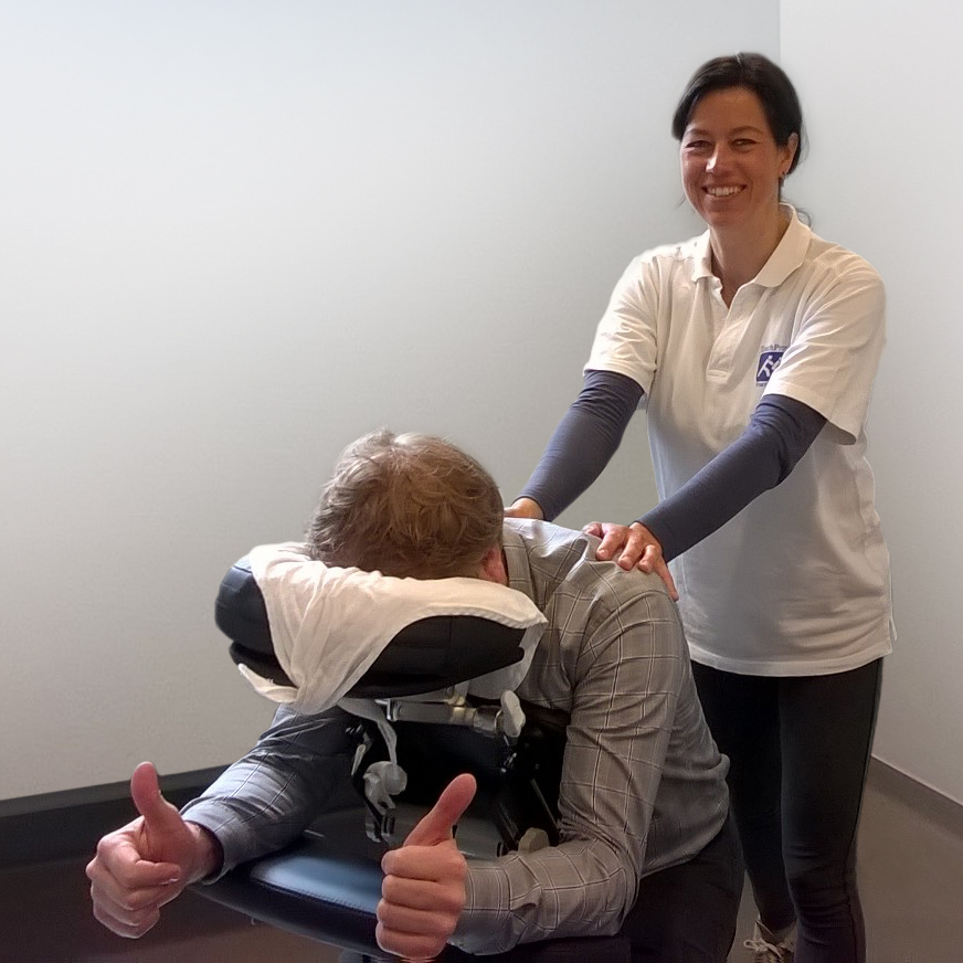 Stoelmassage op het werk ontspant, geeft energie, vermindert spanningsklachten en verhoogt je weerstand. Wil je een keer met korting een proefdag(deel) stoelmassages organiseren op kantoor? Kijk dan op ontspannenwerken.nu/maak-gratis-ke…