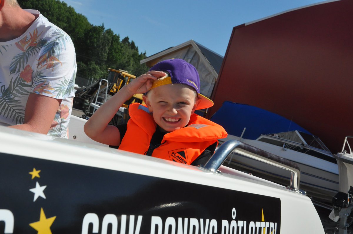 SAIKbandy's tweet photo. 🚤Familjen Granath, vinnare av båtlotteriet har nu hämtat och döpt sin nya båt. Ni kommer att kunna se båten ”Pigge” på Storsjön i sommar.
#Sandviken #GestrikeMarincenter #Micore https://t.co/aWoyHmAEsM