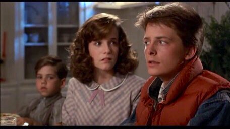 ドラゴン士 در توییتر バック トゥ ザ フューチャー 初めてのテレビが家にきて 家族みんなが夢中なのに そんなテレビなんかよりロレインはずっとマーティを見つめています 元々男の子に興味津々な女の子という設定ですが 既にマーティにメロメロだったんです