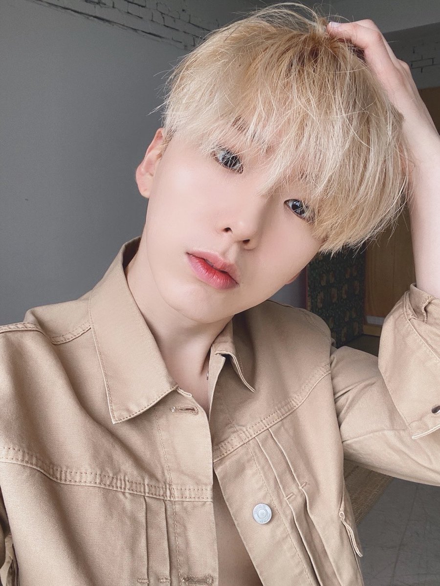 OfficialMONSTAX's tweet photo. [#기현] 몬베베들 맵스 다들 기대하고 있죠?!
여기 셀카 먼저 드리옵니다 #맵스 https://t.co/yqZQ3VdSVJ