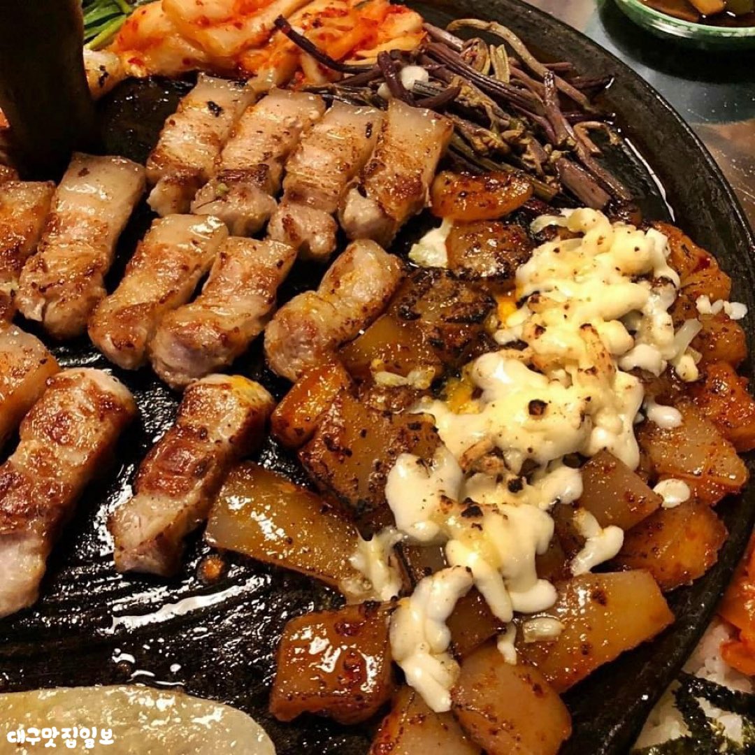 stitch_pololo's tweet photo. รอวันที่เราจะได้บินไปย่างหมูที่เกาหลี~~~ปักร้านรอไว้ก่อน จุดเด่นของร้านนี้คือย่างหมูบนฝาหม้อ ฝาหม้อใหญ่ๆให้บรรยากาศเกาหลีสุดๆ หมูสามชั้นย่างร้อนๆย่างคู่กับกิม���ิอีกหน่อย เพิ่มความอร่อยด้วยการโรยชีสอีกนิดนึง ตบท้ายด้วยข้าวผัด ขอแค่นี้ก็พอแล้ว ร้าน"만재네왕솥뚜껑삼겹살" อยู่แทกู https://t.co/cnaUcm6Ray