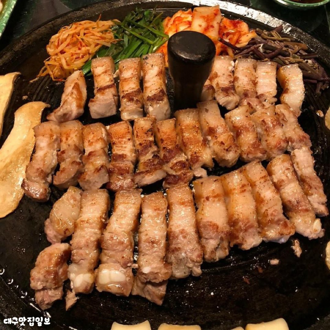 stitch_pololo's tweet photo. รอวันที่เราจะได้บินไปย่างหมูที่เกาหลี~~~ปักร้านรอไว้ก่อน จุดเด่นของร้านนี้คือย่างหมูบนฝาหม้อ ฝาหม้อใหญ่ๆให้บรรยากาศเกาหลีสุดๆ หมูสามชั้นย่างร้อนๆย่างคู่กับกิม���ิอีกหน่อย เพิ่มความอร่อยด้วยการโรยชีสอีกนิดนึง ตบท้ายด้วยข้าวผัด ขอแค่นี้ก็พอแล้ว ร้าน"만재네왕솥뚜껑삼겹살" อยู่แทกู https://t.co/cnaUcm6Ray