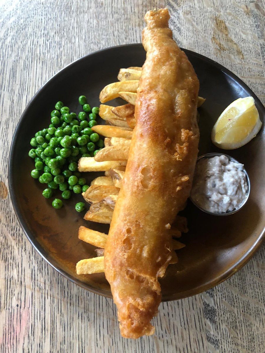 WhiteHartH's tweet image. Fridays are for fish and chips, order from 3pm 💕