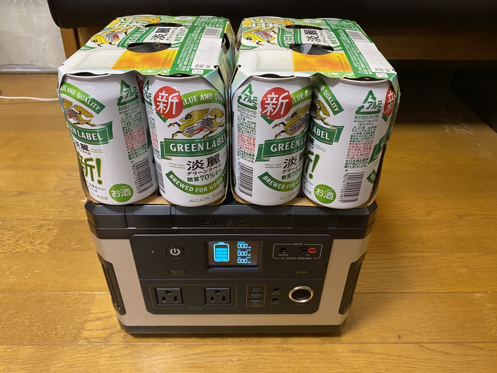 owner_dnt31's tweet photo. G500デビュー😆✨

して
お約束の🍺チャレンジ

ギリ6缶パック二つ載った

#suaoki #G500 #ポータブル電源 #でかい #重い #頼もしい #ビールチャレンジ #たつおと海子 https://t.co/9sDSM0h01n
