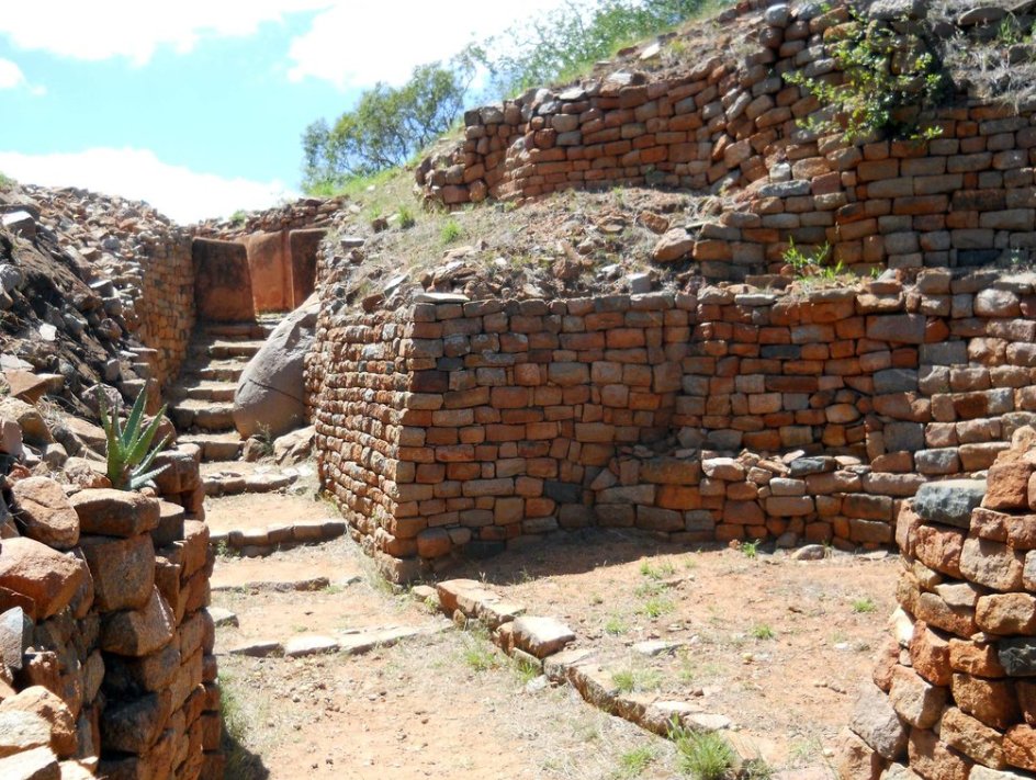 But, of course, that’s ridiculousGreat Zimbabwe was not some isolated outpost of Mediterranean or Arab gold tradersSimilar architecture is found throughout the region, many smaller zimbabwes & later fortresses, attributable to the local predecessors to the Shona people/24