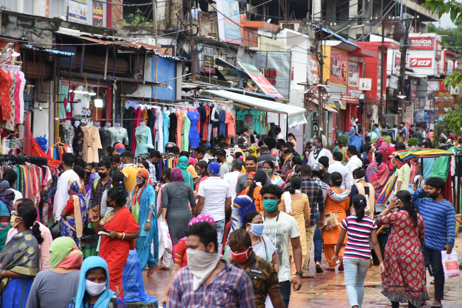 OTV en Twitter: "#InPics Huge gathering in Market Building complex in Bhubaneswar today Later in the day, Bhubaneswar Municipal Corporation authorities shut the place down following violation of #COVID19 guidelines (Pic Credit: