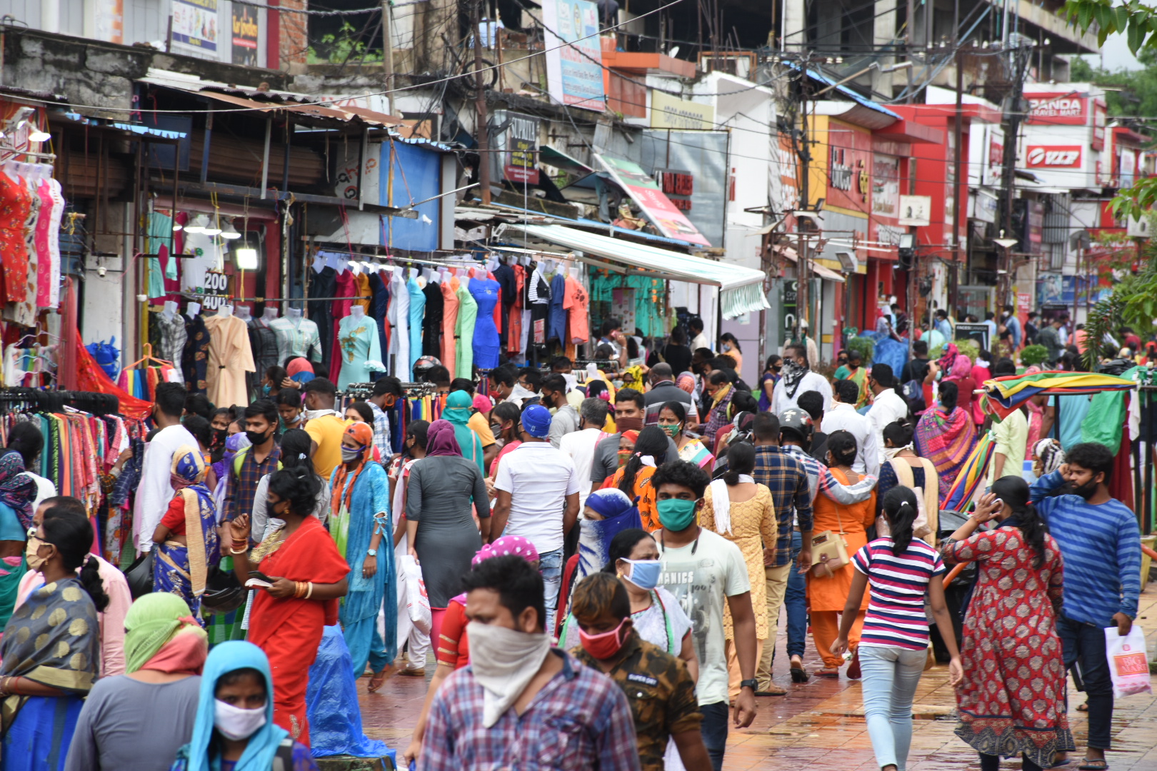 OTV en Twitter: "#InPics Huge gathering in Market Building complex in  Bhubaneswar today Later in the day, Bhubaneswar Municipal Corporation  authorities shut the place down following violation of #COVID19 guidelines  (Pic Credit: