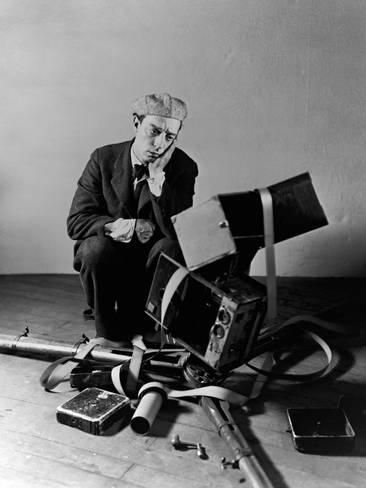 BusterKeatonSoc's tweet photo. A gyms worth of exercises awaits you, as #BusterKeaton demonstrates in #TheCameraman one of this weeks #BusterBinge choices. https://t.co/7UufQlQn76