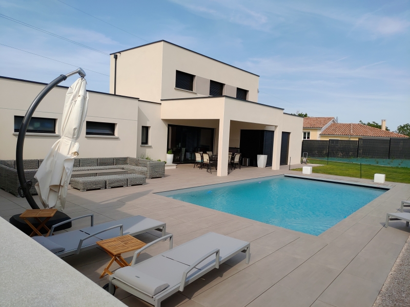 💦🤩 Très beau projet de piscine 10*5m avec volet immergé, par le magasin Irrijardin (Anse, Rhone-Alpes) ! 💦🤩 #piscine #irrijardin #jardin #maison