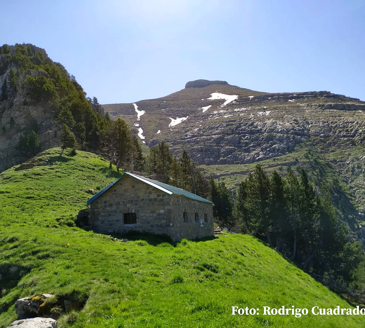 jacapirineos's tweet photo. Se acerca el #finde y nuestros #Pirineos nos reservan rincones como este, el refugio #Buenavista (2130 m) subiendo a la #Moleta ❤ en #Canfranc 😍😍 ¿os imagináis porqué se llama así?
👏👏 ¡¡Gracias Rodrigo por compartirla con todos nosotros!!
https://t.co/gSDIbpLBYa #Jaca https://t.co/vex1IzC5Px