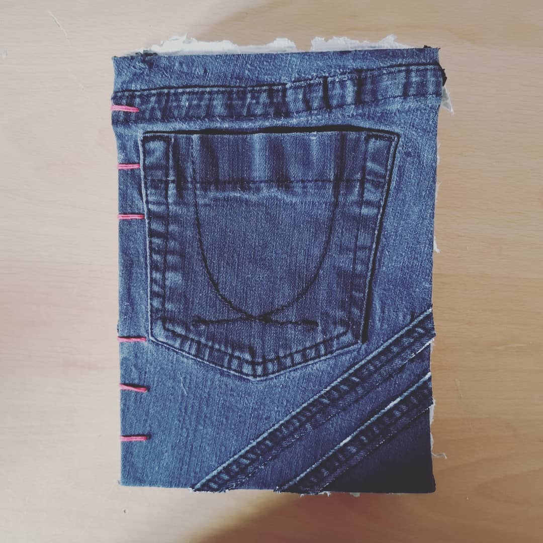 Melissaydesigns's tweet photo. My notebook cover from previous post 🙂

#copticstitchjournal #journal #notebook #notpad #sketchbook #copticstitch #scrapbook #writingpaper #handmadepaper #paper #recylced #recycledpaper #recycledbook #upcycled #upcycledpaper #calligraphypaper #calligraphy #etsy #etsyuk #jean https://t.co/xXcoEvCy0m