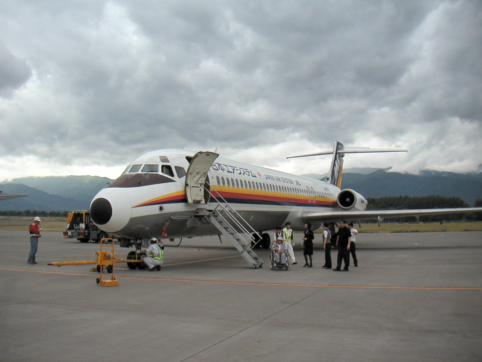 札ムロ Twitterissa 15年前 松本から新千歳まで空路での北海道帰省 Md 87はjalカラーとjasカラーが入り乱れていた頃 家族の事情でjalのプライオリティサービスを利用 予約手続きは大変でしたがサービスは最高 新千歳空港では秘密 の通路を案内してもらえたり