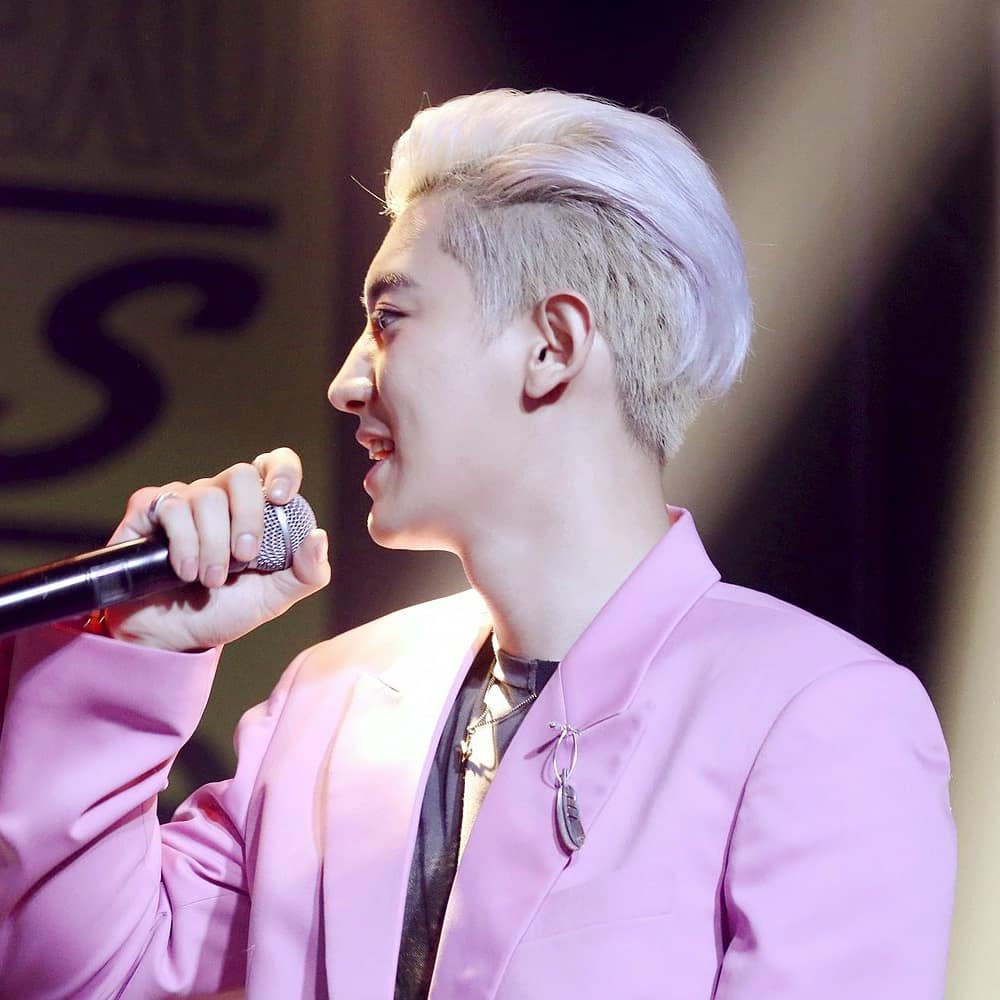 iveth185's tweet photo. Chanyeol in pink is sooooo🔥💘 https://t.co/EIaWpK566j