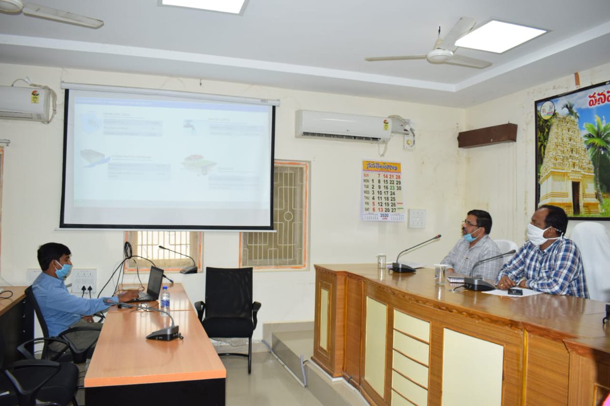 భూగర్భ మురుగునీటి వ్యవస్థపై పవర్ పాయింట్ ప్రజెంటేషన్ కార్యక్రమానికి హాజరైన అదనపు కలెక్టర్ డి. వేణుగోపాల్.