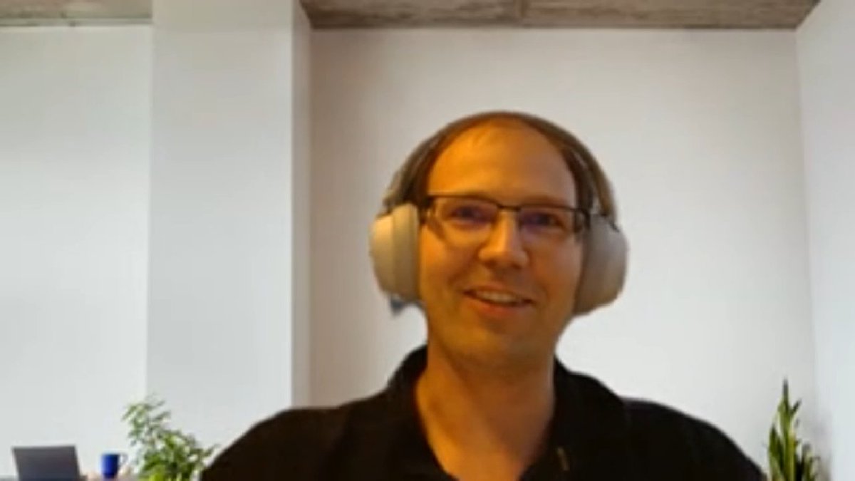 MSFT_EDU_CH's tweet image. Die heutigen #EduDay-Zuschauer nutzten ihre Chance und quetschten Thomas Kurth im Rahmen seines Inputs auch gleich hinsichtlich der technischen Details zum Thema Verwalten von Windows 10 im Kiosk und Shared-mode aus. #MicrosoftEdu at its best.😜 #PiLSchweiz