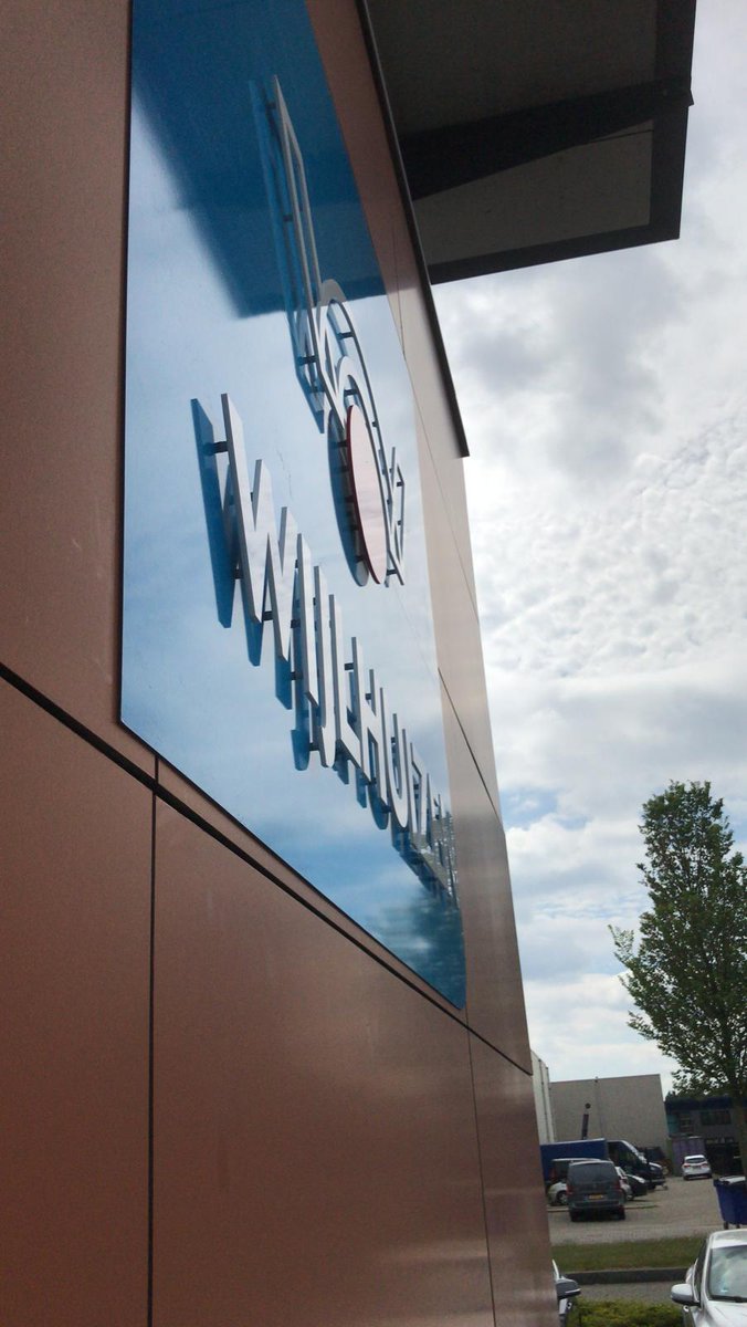Bij de #Rotterdamse vestiging van Wijlhuizen hebben wij recent twee logo’s, uitgevoerd als #onverlichtegevelletters, aangebracht. De #acrylox letters zijn op afstandhouders, op een gekleurde plaat geplaatst, waardoor het logo in zijn geheel mooi overkomt. gevelreclame.nl