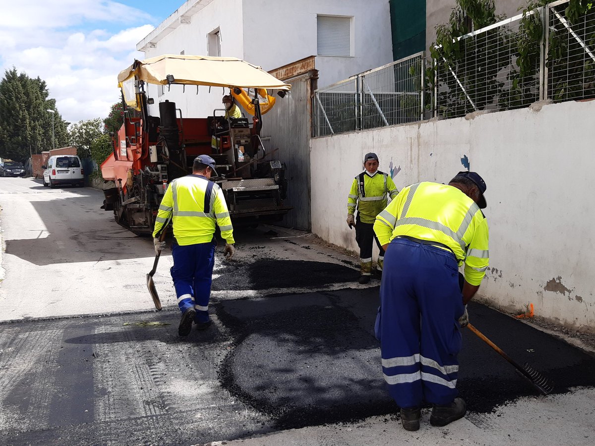 CanadaRealCM's tweet photo. 🦺 Reforzamos la seguridad vial en #CañadaReal con la construcción de 40 reductores de velocidad en los Sectores 3 a 5, así como otras actuaciones de mantenimiento del firme, en cumplimento del  Pacto Regional. Seguimos avanzando. https://t.co/pkIA7cZFC3
