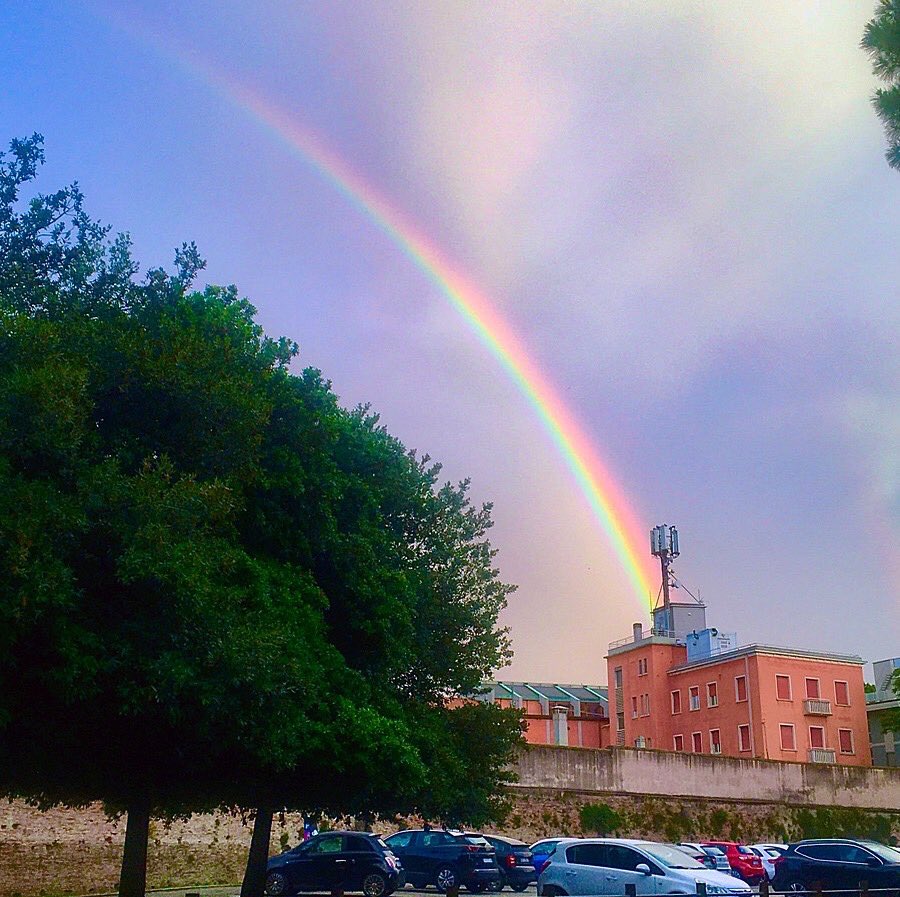 RobGrassilli's tweet photo. Ieri 11 giugno a #Rimini ho colto il famigerato 5G con le mani nel sacco! E lei si informi!
#5G #rainbow #ripetitori https://t.co/BvG1zi0qmD