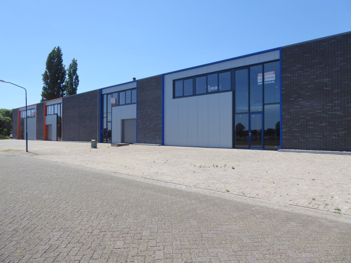 DVA_BV's tweet photo. Op schitterende Toplocatie in Grave met riant uitzicht over uiterwaarden en De Maas bieden wij te koop aan casco Bedrijfsruimtes met Kantoorstrook, Buitenruimte / laaddock  Grave op korte afstand van Nijmegen en Den Bosch. Bedrijfsruimte met veel mogelijkheden ! https://t.co/ERMa0Zyj0Z