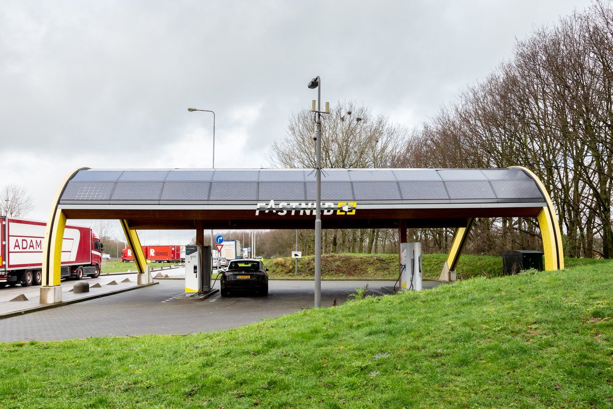#laadpalen verplichten op #tankstations is klinkklare onzin.  Als je dagelijks rijdt met een elektrische auto, dan begrijp je pas hoe laden verschilt van tanken. Lees meer in de blog van <a href="/GerwinHop/">Gerwin Hop</a> overmorgen.nl/blog/tankstati…