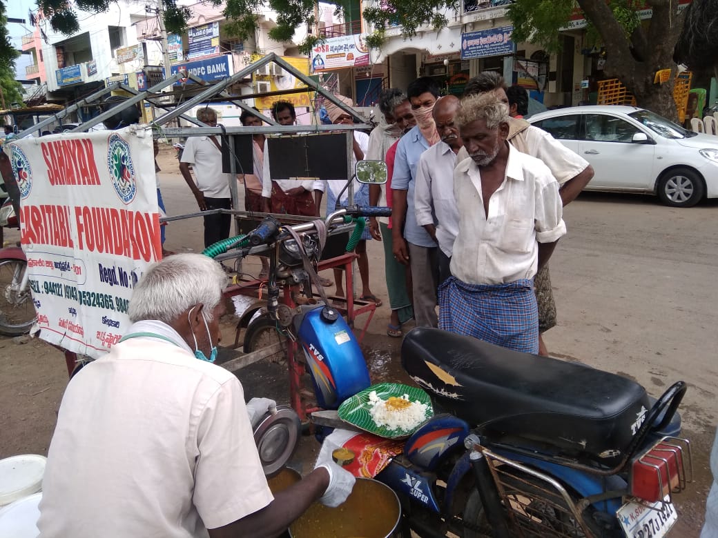 SahayakF's tweet photo. #SCF
#Lockdownperiod
#Addanki
#Killthehunger
#ServicetotheNeedy
Today supported by 2 Donor's
1.) చిన్ని శ్రీహరి మరియు దివ్య గారు దంపతులు on behalf of Marriage Anniversary 💐🥞
2.) గుంటూరు హరికృష్ణ గారు on behalf of గుంటూరు యశ్వంత్ b'day🥞😊
Best Wishes 💐🥞 https://t.co/8XlbMY0Qap