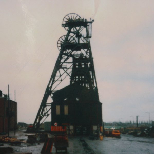 The_StoryMine's tweet photo. The 2nd #WalkingTogether installation on 4/12/15 saw 6 further figures installed supported by business and community sponsors. The youngest &amp; oldest miners who died in each disaster (1937, 1938 &amp; 1973) were recognised, demonstrating how the disaster impacted across the ages. 1/3 https://t.co/pqnBBhfgKK