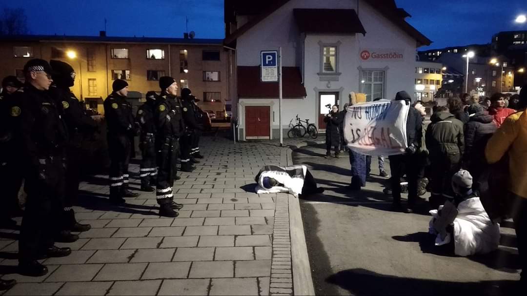 RefugeesIceland's tweet photo. #icelandisopen 
Í þjónustu hvers er lögreglan annars? https://t.co/iM1XAdFawf