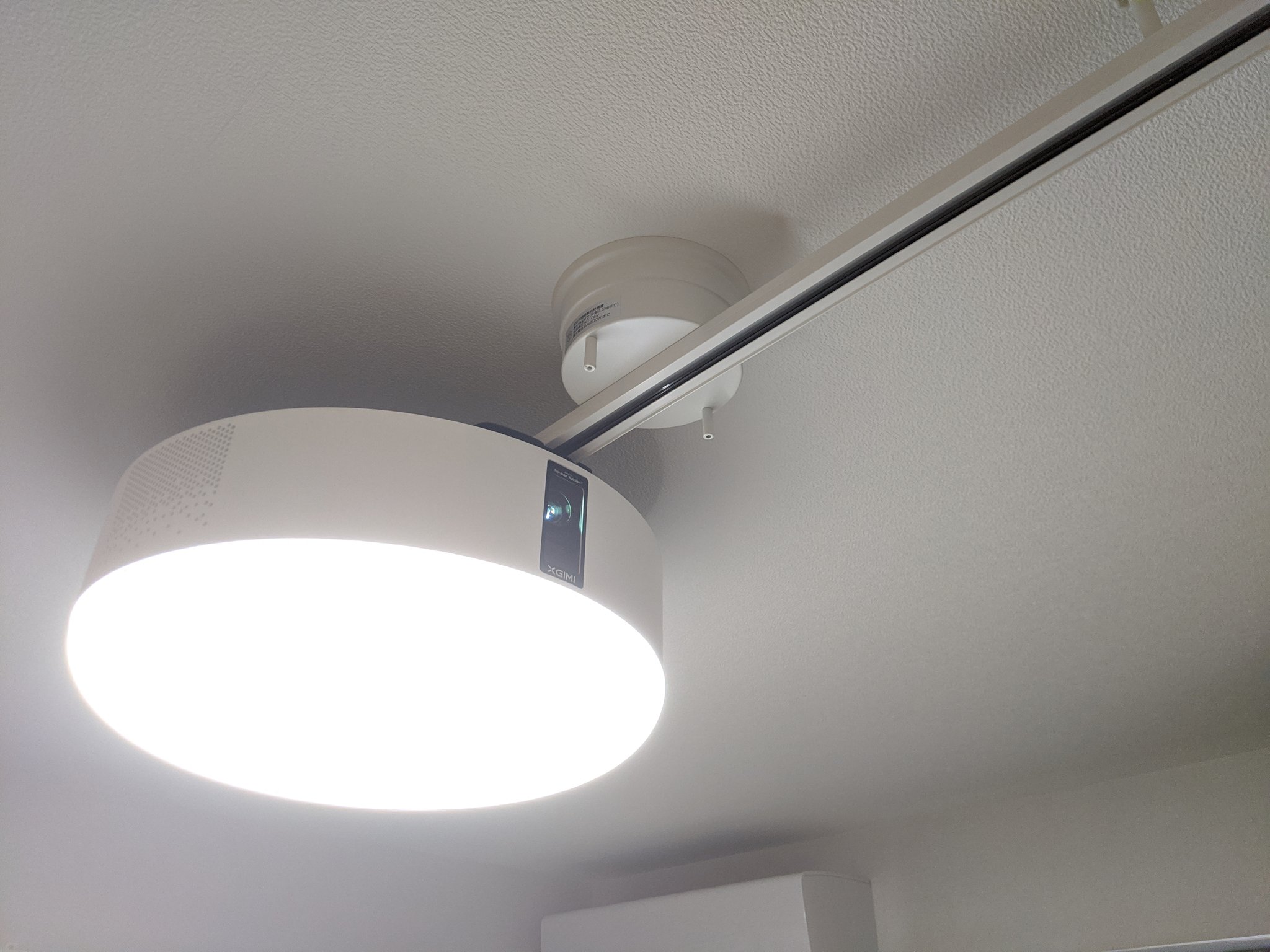 えくちび Ar Twitter 引っ越し以来 物置きに放置したまんまだった Popinalladin をやっと設置 R 投影距離を稼ぐために ダクトレールで引掛シーリングの位置を後方にずらし できるだけ壁から離す スクリーンは壁に穴を開けたくないので 突っ張り棒を設置して