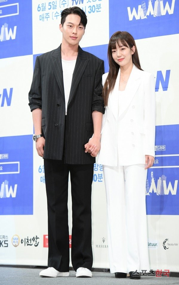 theseoulstory's tweet image. 📸 Im Soo Jung with her co-stars Jang Ki Yong, Yoo Ah In, Yoo Yeon Seok and Gong Yoo 💞