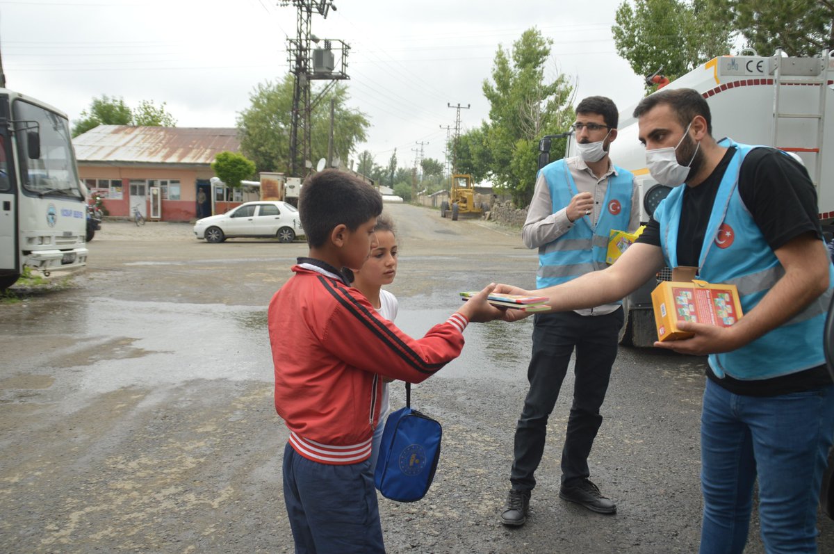 Vefa Sosyal Destek Grubumuz, ilkokul ve ortaokul düzeyindeki çocuklarımıza hikaye kitapları ve temizlik kitleri hediye ettiler.