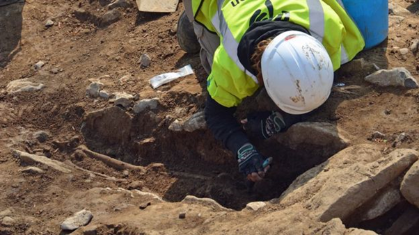 ciarambob's tweet photo. At these sites we observed a range of different cist types and distinct areas of burial, as well as evidence for successive and double inhumations. Some dental non-metric traits were also identified in the osteological analysis at one site (Rusu and Madgwick 2017). 14/ https://t.co/c1QEjRgmPK