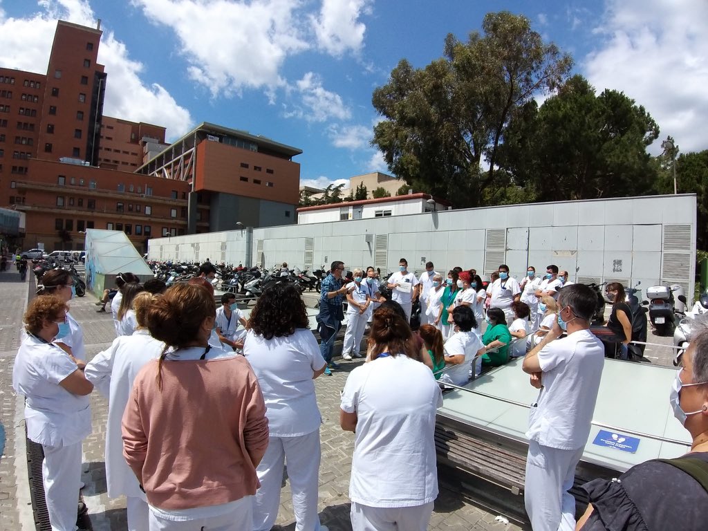 SietessTecnicos's tweet photo. Concentración de #TSS en @vallhebron El colectivo está harto y así lo han mostrado en asamblea. https://t.co/Ts79NXxmfG https://t.co/bGBiZjGddn