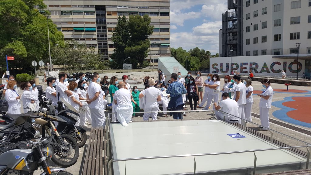 SietessTecnicos's tweet photo. Concentración de #TSS en @vallhebron El colectivo está harto y así lo han mostrado en asamblea. https://t.co/Ts79NXxmfG https://t.co/bGBiZjGddn