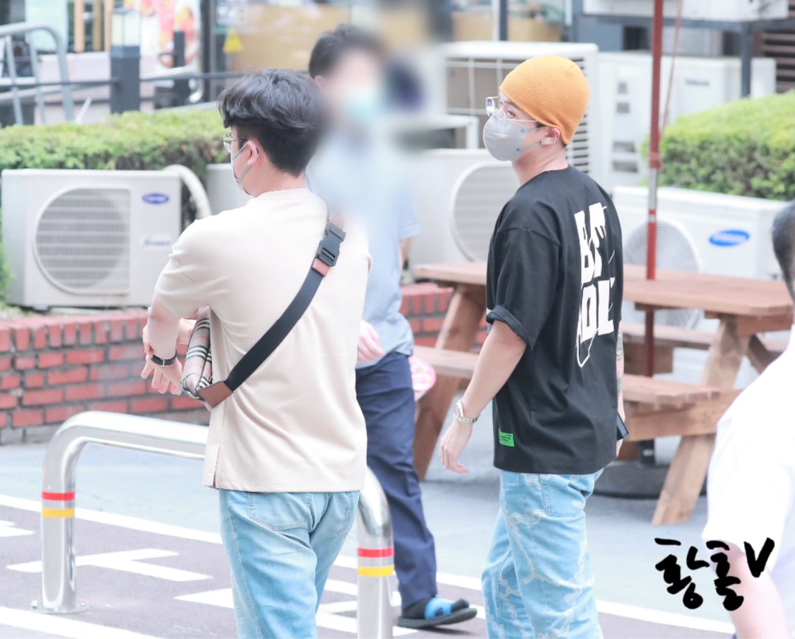 200612 KBS #라비 #그루블린 #RAVI #GROOVL1N <a href="/RAVI_GTCK/">RAVI / 라비</a> 
지인이 라비봤다며 찍어다 주셨어요❤️ 다들 다시 모여서 놀 수 있는 날까지 힘내시고 건강하세요🤘🏻
반년만에 생존신고하고 갑니다😆
저도 건강해요💪🏻 
사랑하는 라비야❣️ 곧 또 만나😘💝
선물받은 성운님 앨범도 소중히 들고다니는거 졸귀🥰