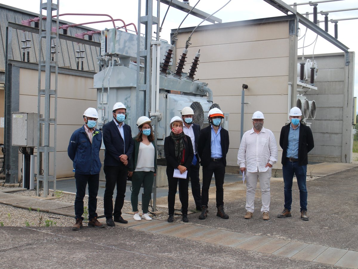 EnedisRegionSud's tweet photo. Une 1⃣ère pour @enedis avec la mise sous tension d'un transformateur HTB/THA solaire au poste source de #Mallemort pour raccorder plus de production #photovoltaique 🌞👨🏽‍🏭 @SchneiderElecFR https://t.co/X7omP0N2x0