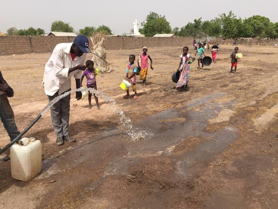 IFRCAfrica's tweet photo. .@GambiaRedCross continues to respond to other vital community needs while scaling-up its response to #COVID19.
In Touba village in #Gambia, communities will no longer walk kilometres to get clean water, thanks to a borehole installed by the Red Cross and partners. https://t.co/ScuS0pQ2WR