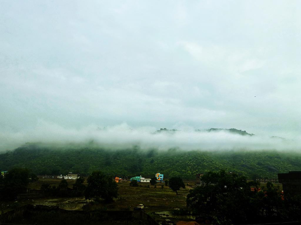 vvssainath's tweet photo. Monsoon is here ⛈️☔⛰️. Scenic view of Malkangiri town.
..
#photographersofodisha #malkangiri #incredibleindia #photooftheday #indiaclicks #mobilephotography #_soi #travelindia #lonelyplanet #travelodisha @odisha_tourism @RDOdisha @otvnews @Kalingatv @IndiaPOCO https://t.co/jMxVDdeN7C